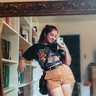 my life consists of dance parties w/ my kids, reading, thrift shopping, & narrating smutty books 💛