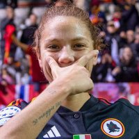 rowan 🇮🇹 (@goalsnbueckets) 's Twitter Profile Photo