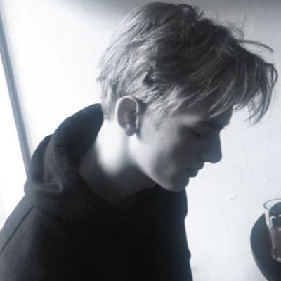 cixza8's profile picture. احاول اضيع وقتي في تويتر  - عندي مليون شخصيه ما عجبك شيء في حسابي اذلف 🌷