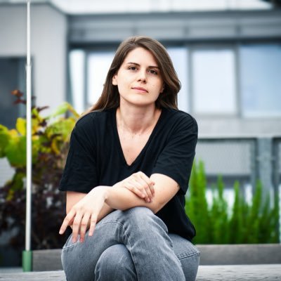 schreibt bei @profilonline, buchstabiert ihren nachnamen mehrmals täglich und ist jetzt auch noch woanders