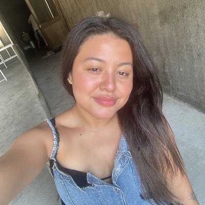 clarabernardoz's profile picture. 🌐 Full-stack dev | 🇮🇪 Based in Galway | Building the internet, one bug at a time | JavaScript addict