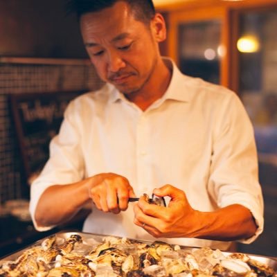 kaki_oyaji's profile picture. 牡蠣屋の中川です/年間5,000枚牡蠣食って10万枚売る親父/海のない街で2時間1万円で牡蠣とワインを売っています/平日一日5組・週末10組の予約制/牡蠣情報(生産者・牡蠣専門店・レシピ・ペアリング)なんでも求む/どこへでも行く/40から好きなことに振り切って、不得意なこと一切やらなくなってもなんとかなるもんです🦪
