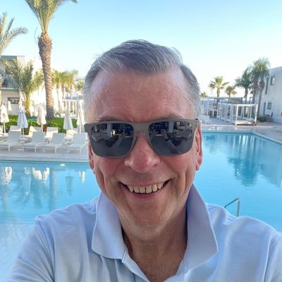 Työelämäasioista vastaava johtaja EK:ssa. Siviilissä kahden pojan isä ja pohjalaisen naisen aviomies. Bayern München, Liverpool ja HJK sekä lätkässä IFK. ⚽️ 🏒