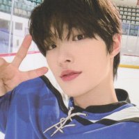 ✮ ✮ ✮ (@breadm1ngi) 's Twitter Profile
