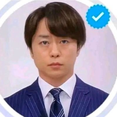 私は日本の歌手、ソングライター、ラッパー、俳優、ニュースキャスター、司会者、元ラジオ司会者であり、ボーイズバンド嵐のメンバーでもあります。