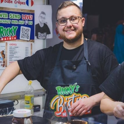 Hallo, ich bin Ricky! 🎡 Bei mir gibt’s IRL-Content, Schaustellerei und Gaming – alles mit meinem eigenen Humor. 🎮✨