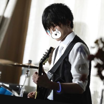 B'zがとても好きです。趣味でギター🎸たまに動画も載せてます。練習します。ノーマルサラリーマン。B'z、ギター、ラウドロック、バンド