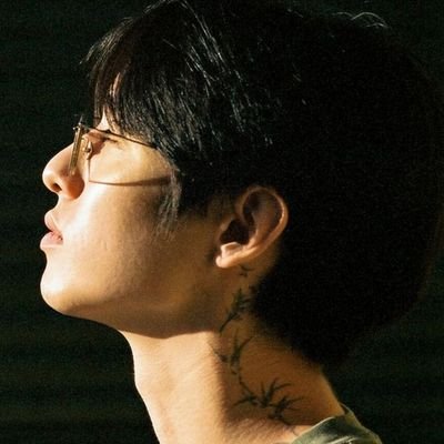 AdlerHadesAchi's profile picture. | The Rose🌹 | IU💜 | Keshi🎸 | Jonaxx✒| eaJ🏰