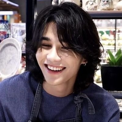 I'm Madi ☄
this account is a safe place. I babble about Jeff Satur most of the time, while waiting for BTS to come back.
Please come to Saturn with me ☾.