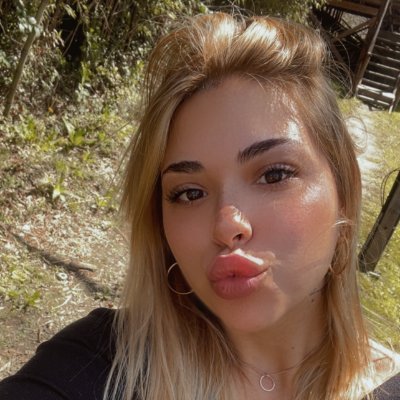 22 | Blonde | ND raised 😈
Wild + swee with a dirty side.
FREE page I won’t bite… unless you beg👇🥵