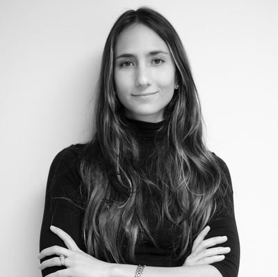 Alias la nerda.
Fundadora y Directora de la Fundación Nerds de la Historia.