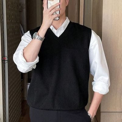 Running a faceless YouTube channel and helping serious YouTubers grow with effective scripts. Dm for help with your scripts.