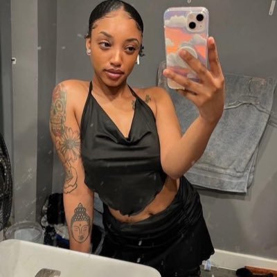 I'm a dreamy girl that wants to make your day better.