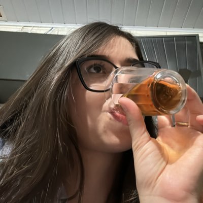 graduada em direito, futura vet e player de league