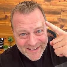 Hello !!! Patrick Leroux, je suis entrepreneur, auteur de 10 livres, conférencier professionnel et père de famille.