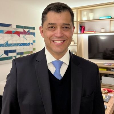 Pai da Sofia e da Eva. Marido da Andrea. Advogado com especialização em políticas públicas pela UFRJ, gestão e finanças pelo Insper.
