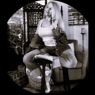 —just here unloading my thoughts, in my small twitter corner.— •grunge heart. gen X bones.•