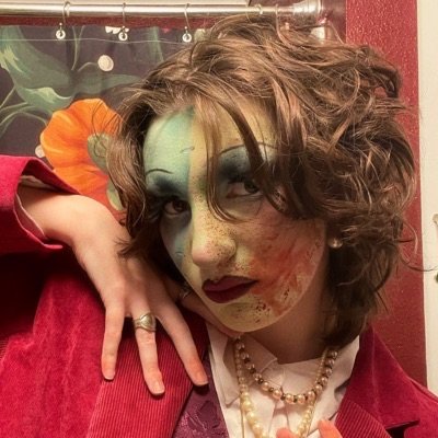 rowan | nonbinary artist | a big big fan of drag and horror movies