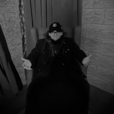 Baterista empírico | Amante de lo GEEK | Prefiero ver documentales | Investigó luego hablo | Hard Rock y Thrash Metal | Naufragó de la vida |
