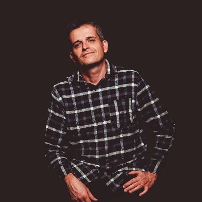 Músico católico. Catequista. Licenciado en ciencias de la educación. Escritor y productor de contenidos.