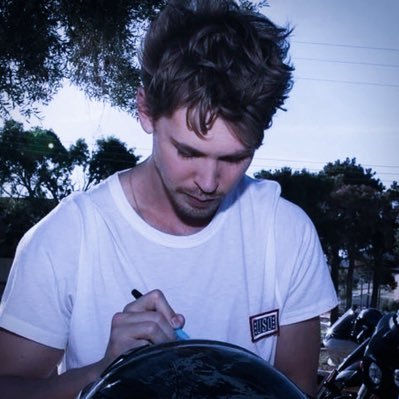 silvervirtuoso's profile picture. i walk this road alone. | 18+.