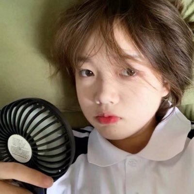 C9QDewc0Lcf7yer's profile picture. breathing softly with glowing skin 🧡🌸☁️