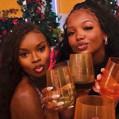 your fav Virgo and Sag are live from the villa, bachelor/bachelorette mansion, pods, and your fave housewives city! 💋🙂↕️