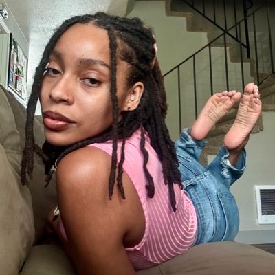 Princess Jade ♡ Feet & Findom ♡ Free OF ♡ Size 8 ♡ 🙅🏾♀️ NO VC or In person sessions ♡ DM’s only answered on OF