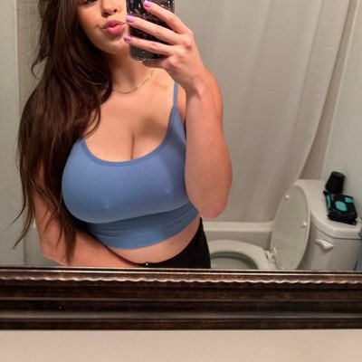 (21+ only) 22 yr old bi female, who loves to show off her triple d tits, and have cock in her mouth 🤪 kink friendly and excited to please you 🥰