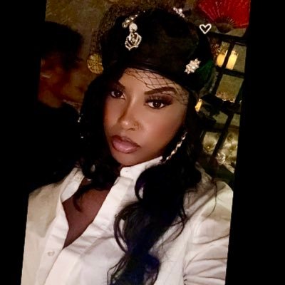 I go to random pages to see if the pinned tweet is likable... & I make people laugh to see if their side tooth is missing😌...CVG ✈️ NYC