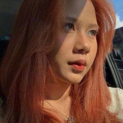SEKUNTUM BAYANG BERSAYAP LUKA; menyeka meja berkilau tak tertebus, mengangkat piring porselen. sejatinya mendamba panggung berlampu sorot. ️salam, #flaventia.