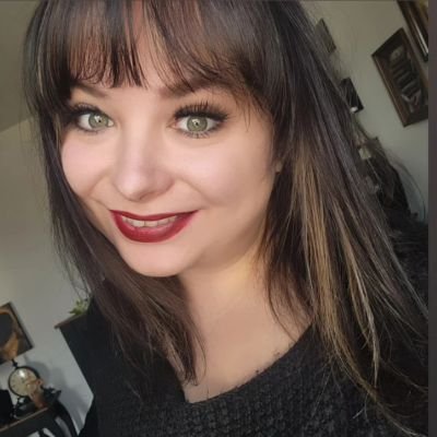 Graphic Designer/Creative Director ✨️🎨
Nerd with an old soul🌙🎮🍕📚🖤🎃📻