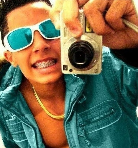 Eu só quero estar no teu pensamento , dentro dos teus sonhos &' no teu olhar . :}' 
@_GabyAmanda ♥ ! ❥