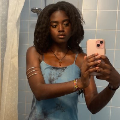 Taula_221's profile picture. (Elle) ⚖️