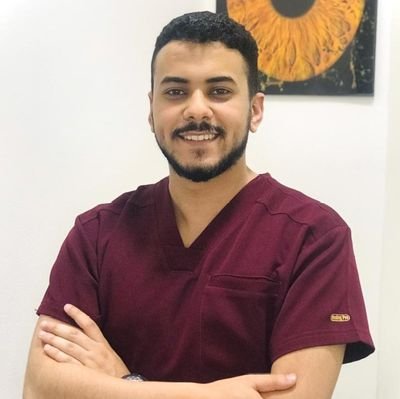 أخصائي بصريات متخصص في العيون الصناعية التعويضية