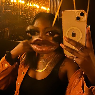 cutie pie 🥰 •• pretty feet & findom •• 🫧💰🌈♓️🦶🏾•• IG: skyeboogie …. shop my merch tho 🔗⬇️
