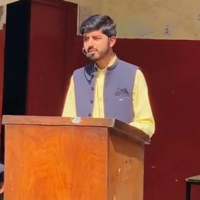MrLuqman13928's profile picture. حالات کے قدموں پہ قلندر نہیں گرتا
ٹوٹے بھی جو تارا تو زمیں پر نہیں گرتا

گرتے ہیں سمندر میں بڑے شوق سے دریا
لیکن کسی دریا میں سمندر نہیں گرتا
