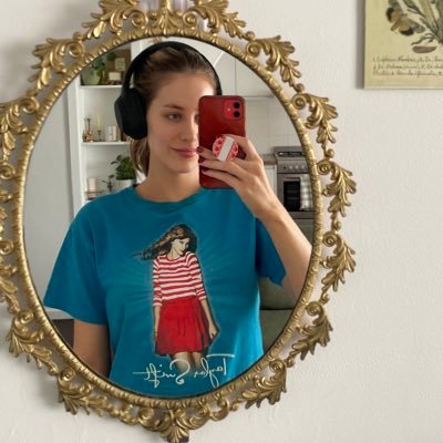 (Krystal) 🎱🍸 Only here for Taylor Swift and the cats. #1 Maroon stan…Probably off somewhere spilling wine in a bathtub 🛁