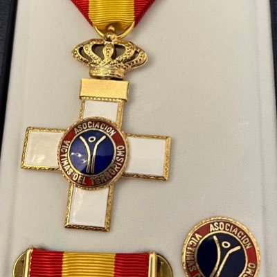 Premio de la “Cruz de la Dignidad y lucha contra Terrorismo” en el Senado Español por la AVT Minera a mucho orgullo 🇵🇪””#TerrorismoNuncaMas!
