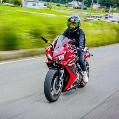 🏍️ 大阪⇄東京ライダー|自由と風を感じる旅人 🌿
こんにちは
私は普段、大阪と東京の間をバイクでツーリングするのが大好きな自由人です。都会の喧騒から離れ、風を感じながら走る瞬間こそが、私にとって最高の癒しとインスピレーションの時間です✨
海沿いや山道、時には街中の小さなカフェまで、ひとつひとつの景