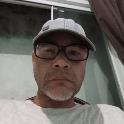 Veia artística da emoção e coração de um cão sem dono. Idade pequena, serena pele de um vulcão.