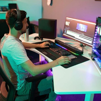 shi_dji86091's profile picture. A studio of passionate, young creatives who love the art of film and everything surrounding them.