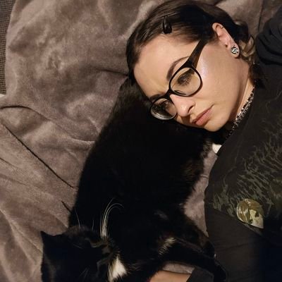 31 • 📚 107 • ♒️ • The next time I open up to someone will be my autopsy 🔪 • 🦇 #booktwt 🐈⬛️