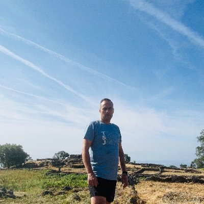Sou um apaixonado por desporto e um homem de família dedicado. A minha vida é um constante equilíbrio entre a paixão entre corridas e o amor pela minha família.