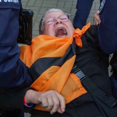 Olgierd110743's profile picture. „Kolorowe oczy minus osiem dioptrii - to ja, każdego z platformy bym pousypial jak psa, za to że napędza to co robi t*sk” - quebonafide