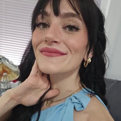 just a milf who loves attention, makeup, horror movies & sports. 😉 main @Misbehavedxoxo