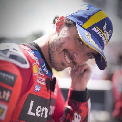 Pilota con il numero 63 del Team @DucatiCorse in MotoGP @VR46RidersAcademy .
100% #GoFree 🐌