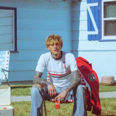 hey I’m just a bum that reposts a lot of mgk shit ✨💖