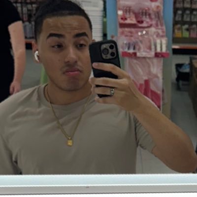 21, 🇩🇴🇨🇴, He/Him, 10K on Youtube. Gym rat. Identity V, Dokkan, WuWa, HSR. IDV streams Tues, Thurs, Sat.
https://t.co/KVqprAFZyI