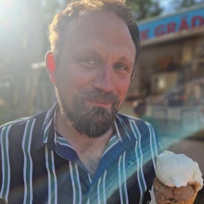 Fotbollsnörd. Gift trebarnspappa. MFF:are född i Kalmar, bosatt i Ängelholm numera. Lärare som drömmer om journalistjobb igen. Twittrar mest om fotboll.